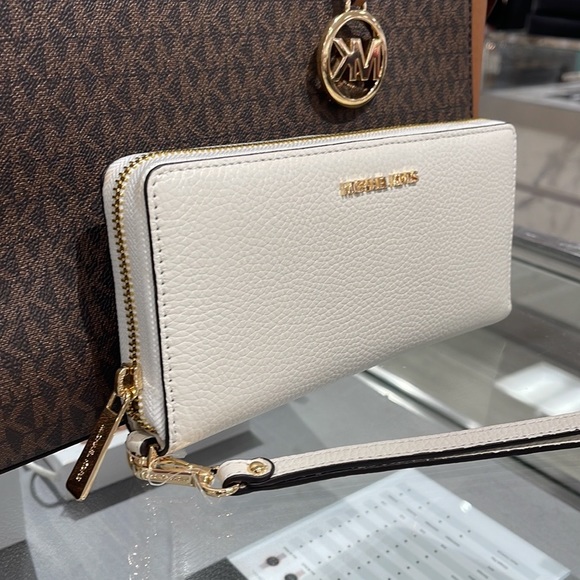 MICHAEL KORS LARGE TRAVEL CONTINENTAL WRISTLET WALLET OPTIC WHITE COLOR - Picture 14 of 16